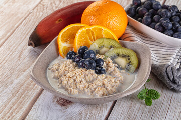 Oats porridge with blueberry, kiwi and orange
