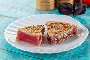 Tuna tataki with sesame seeds
