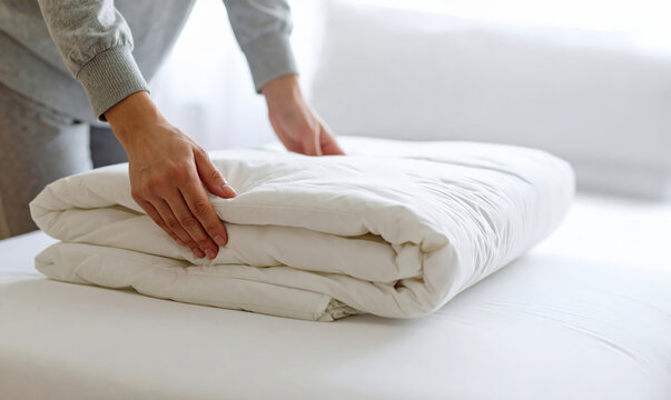 布団を畳む母親の手元