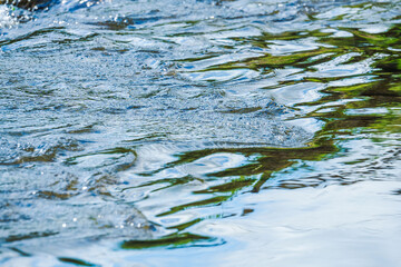 秋の柔らかい日差しを受ける川の流れのアップ03