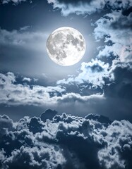 Obraz premium Full moon in a cloudy night sky