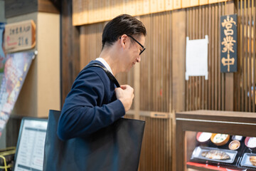 定食屋で食事をとる男性