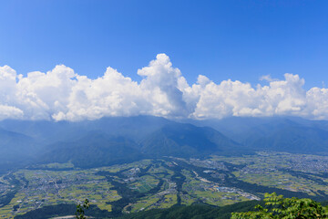 陣馬形山から中央アルプスに夏の雲がかかる伊那谷の絶景展望