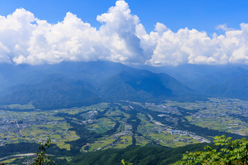 陣馬形山から中央アルプスに夏の雲がかかる伊那谷の絶景展望