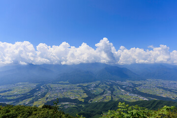 陣馬形山から中央アルプスに夏の雲がかかる伊那谷の絶景展望