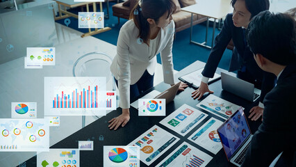 会議するビジネスパーソンのグループと統計データ