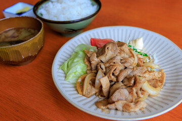 ご飯と味噌汁が付いた生姜焼き定食
炒めた豚肉の生姜焼きを野菜と一緒に盛り付け、ご飯と味噌汁、漬物が付いた日本の定食料理です。
