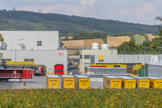 Edelstal, &Ouml;sterreich: Coca Cola Firmengel&auml;nde mit Gartner LKWs zur Beladung