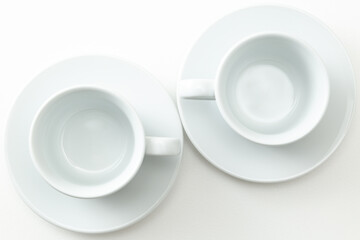 空のコーヒーカップアンドソーサー　白バック