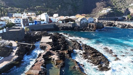 Survol de la côte rocheuse de Garachico à Tenerife, iles canaries, Espagne