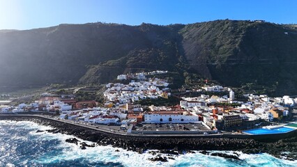 Survol de la côte rocheuse de Garachico à Tenerife, iles canaries, Espagne