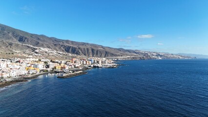 Fototapeta premium survol de la ville de Candelaria sur l'île de Tenerife, canaries