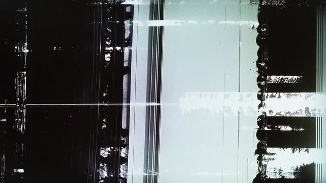 film projector blanc screen, empty film roll, Grunge vintage damaged film strip background with heavy scratches, dust, and analog glitch effects. Jittery black and white cinematic overlay with flicker