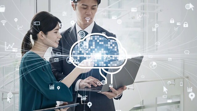 オフィスで会話するビジネスパーソンのグループとAIイメージ