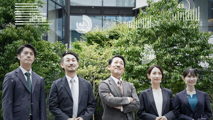 会議するビジネスパーソンのグループと統計データ