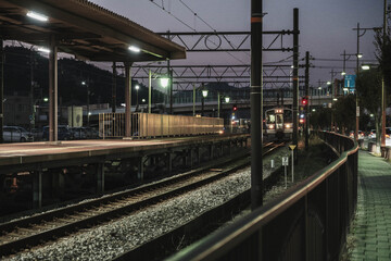 Fototapeta premium 宇野エリア、綺麗にライトアップされた日本の田舎町の風景、岡山、日本