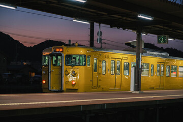 宇野エリア、夜の街を彩るレトロな電車、岡山、日本