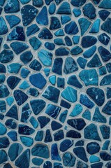 Obraz premium A captivating mosaic pattern of fragmented, deep blue stones set in a light gray mortar, showcasing a rich texture and vibrant color palette.