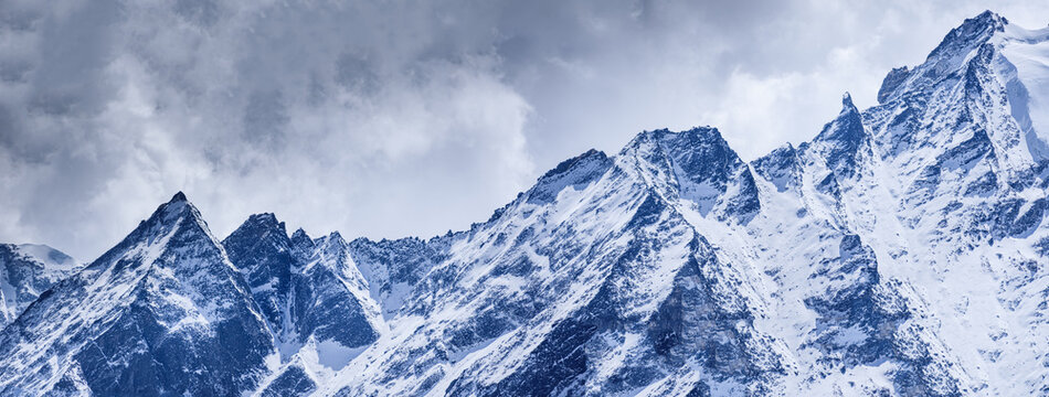 Expansive Southwest Panorama from Kyanjin Ri Summit Featuring the Snowy Ridges of Naya Kanga (Ganja La Peak) and the Surrounding Langtang Range in Nepal