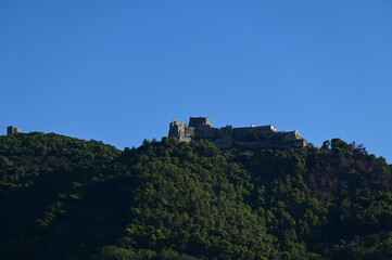Obraz premium The ruins of a castle on the top of the mountain