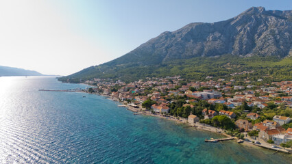 Naklejka premium A beautiful blue ocean with a town in the background