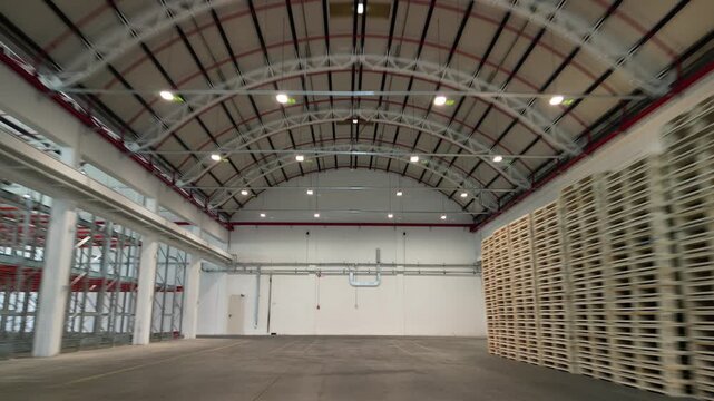 vista interna di hangar per deposito al porto, logistica, scaffali, merce