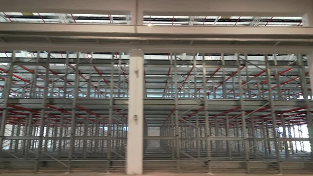 vista interna di hangar per deposito al porto, logistica, scaffali, merce