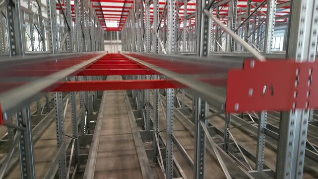 vista interna di hangar per deposito al porto, logistica, scaffali, merce