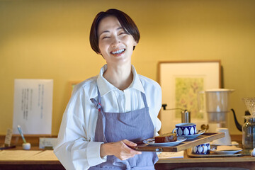 古民家カフェの店員　喫茶店　もてなす主婦