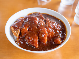 ご飯とトンカツの上にデミグラスソースがかかっている岡山の名物料理"デミカツ"。