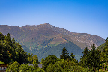 Vue sur les montagnes des Pyrénées depuis le village de Cauterets en France