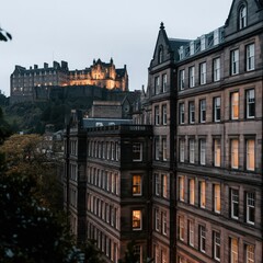 Obraz premium Enchanting Nighttime View of Edinburghs Historic Architecture