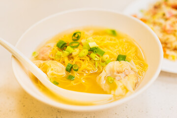 本場香港の海老ワンタン麺