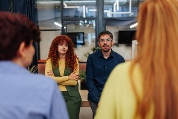 Obraz premium Business people listening to presentation in modern office