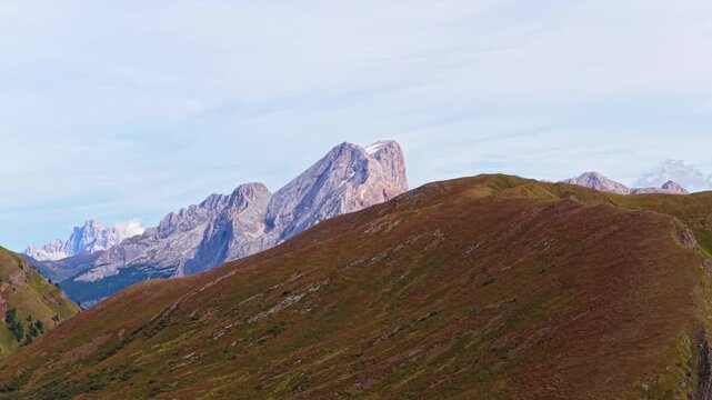 Veduta aerea mozzafiato delle Dolomiti e della Marmolada con valli verdi, sentieri alpini e imponenti montagne rocciose sotto un cielo limpido. Un paesaggio naturale spettacolare sulla Marmolada.