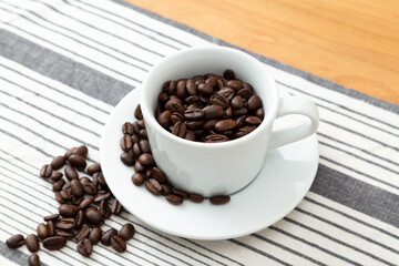 コーヒーカップとコーヒー豆