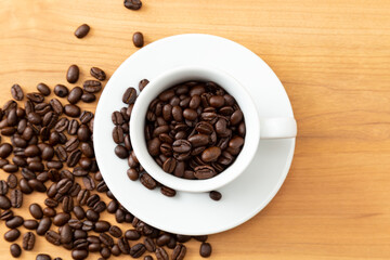 コーヒーとコーヒー豆　木目背景