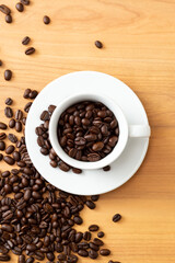 コーヒーカップとコーヒー豆　木目背景