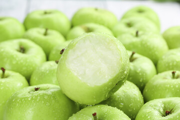 Fresh Green Shaanxi Apples with Water Drops - Sweet Crisp Tree-Ripened Fruit