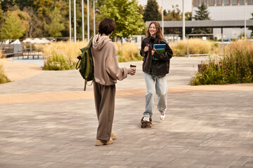 Obraz premium Couple enjoys a joyful moment while strolling through the park on a sunny day