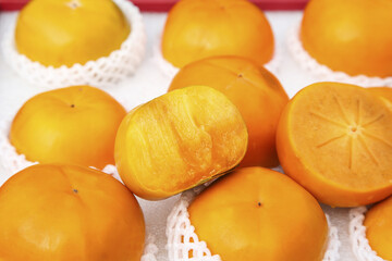 Fresh Sweet Persimmons from Shaanxi China in Hand-Packed Protective Mesh Display