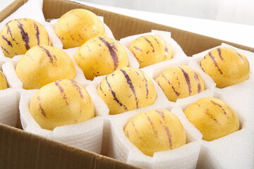 Fresh Striped Yellow Melons from Minqin Gansu in White Foam Display Packaging