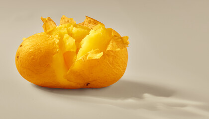 Pellkartoffel, gekochte Kartoffel, isoliert, aufgebrochene Kartoffel,  Gemüse © Kossmann / Plutat