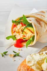 Wrap mit Zucchini Tomaten Quark Fuellung, Pfannkuchen, gefüllt, Gemüsefüllung. 
