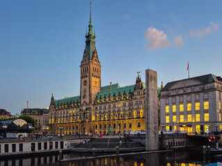 Fototapeta premium 02.09.2025 Hamburg, Germany. the center of Hamburg at night in Germany, a rathaus and a square in the old town