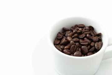 カップに入ったコーヒー豆　白バック