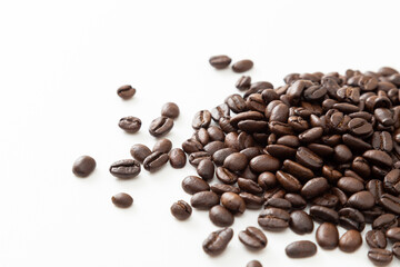 Naklejka premium コーヒー豆 白バック