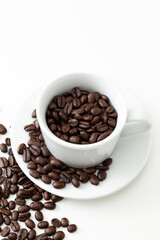 コーヒー豆とコーヒーカップ　白バック