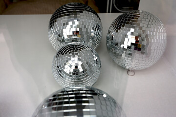 Petites boules à facettes de différentes taille en miroir