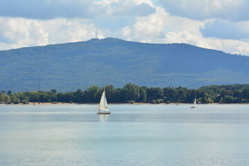 Obraz premium Turystyka nad jeziorem